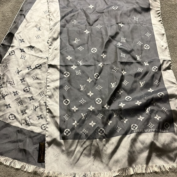 Louis Vuitton silk scarf - Picture 7 of 8